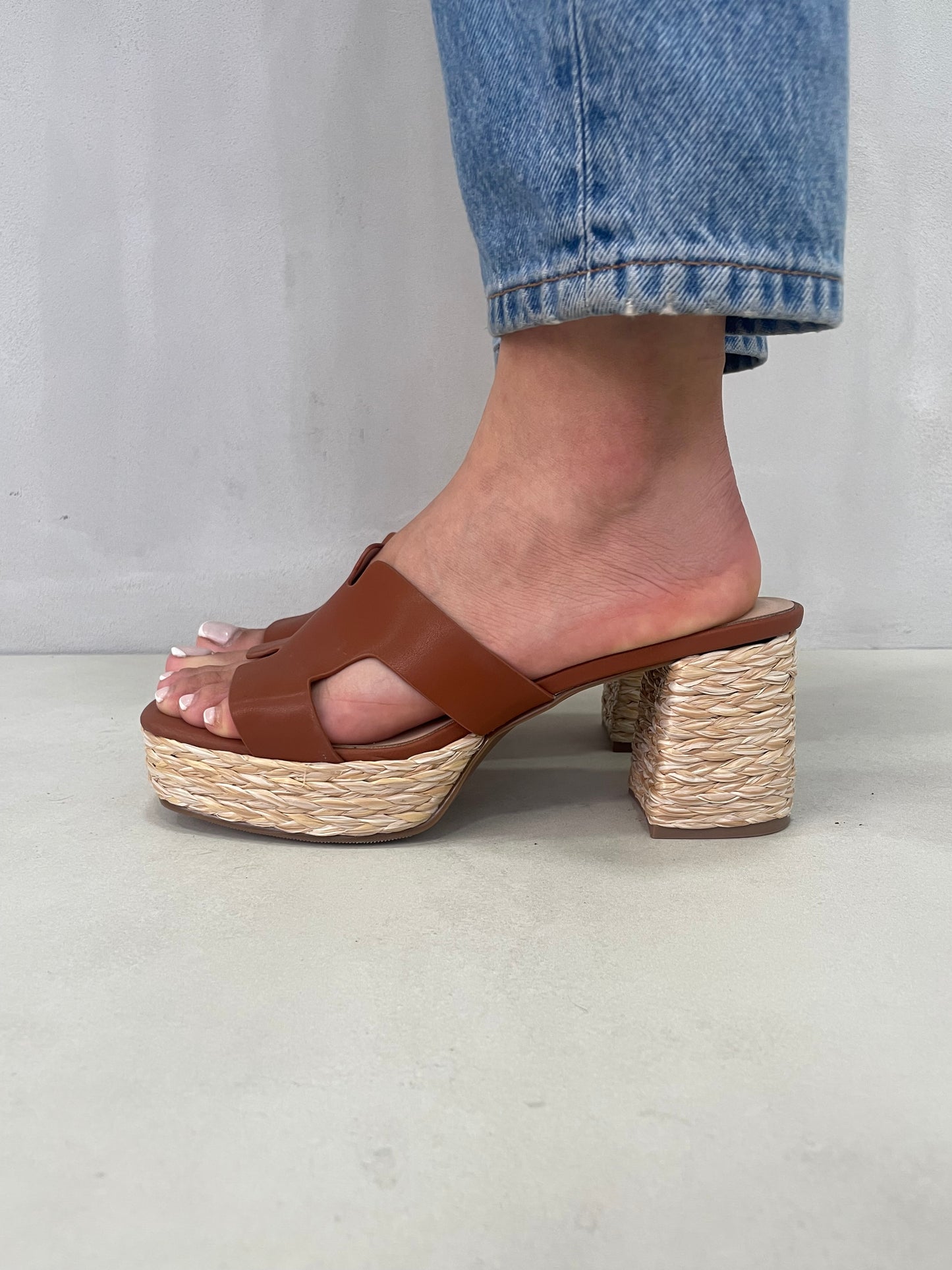 13756 - Sandalias de Tacón – Diseño Casual en Tonos Café con Detalle Trenzado