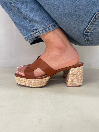 13756 - Sandalias de Tacón – Diseño Casual en Tonos Café con Detalle Trenzado