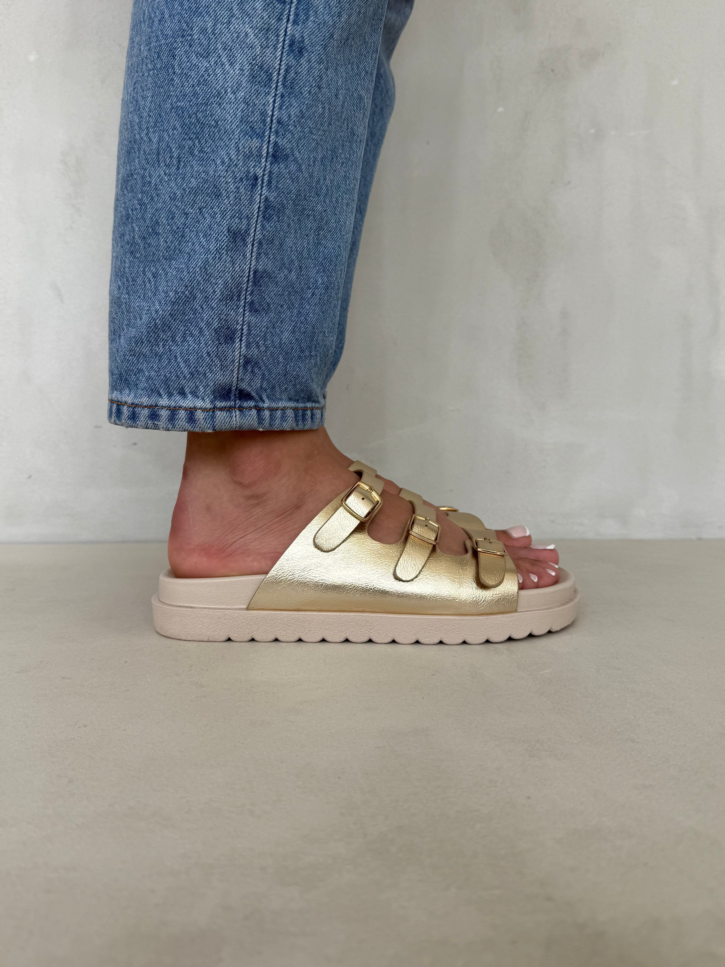 14421 – Sandalias Doradas con Hebillas Metálicas