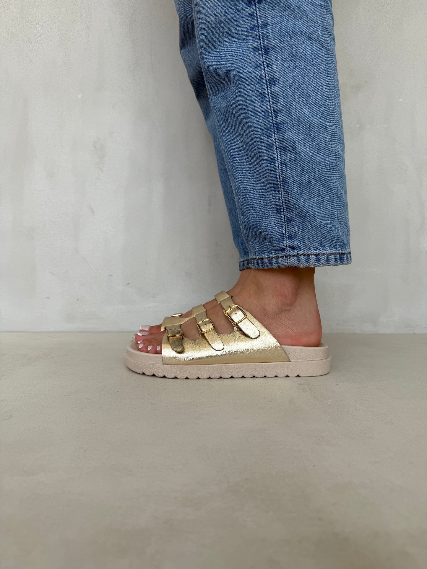14421 – Sandalias Doradas con Hebillas Metálicas