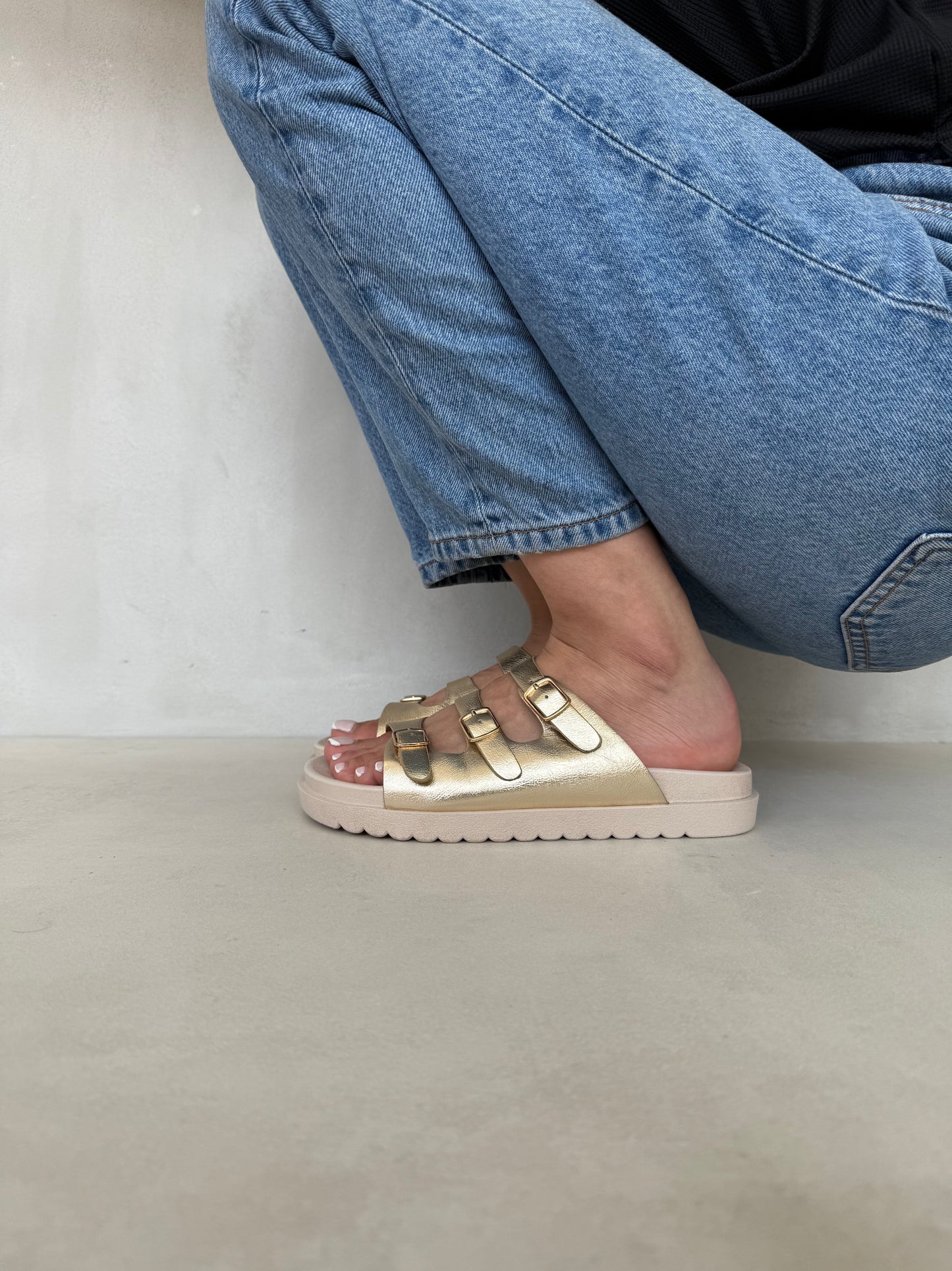 14421 – Sandalias Doradas con Hebillas Metálicas