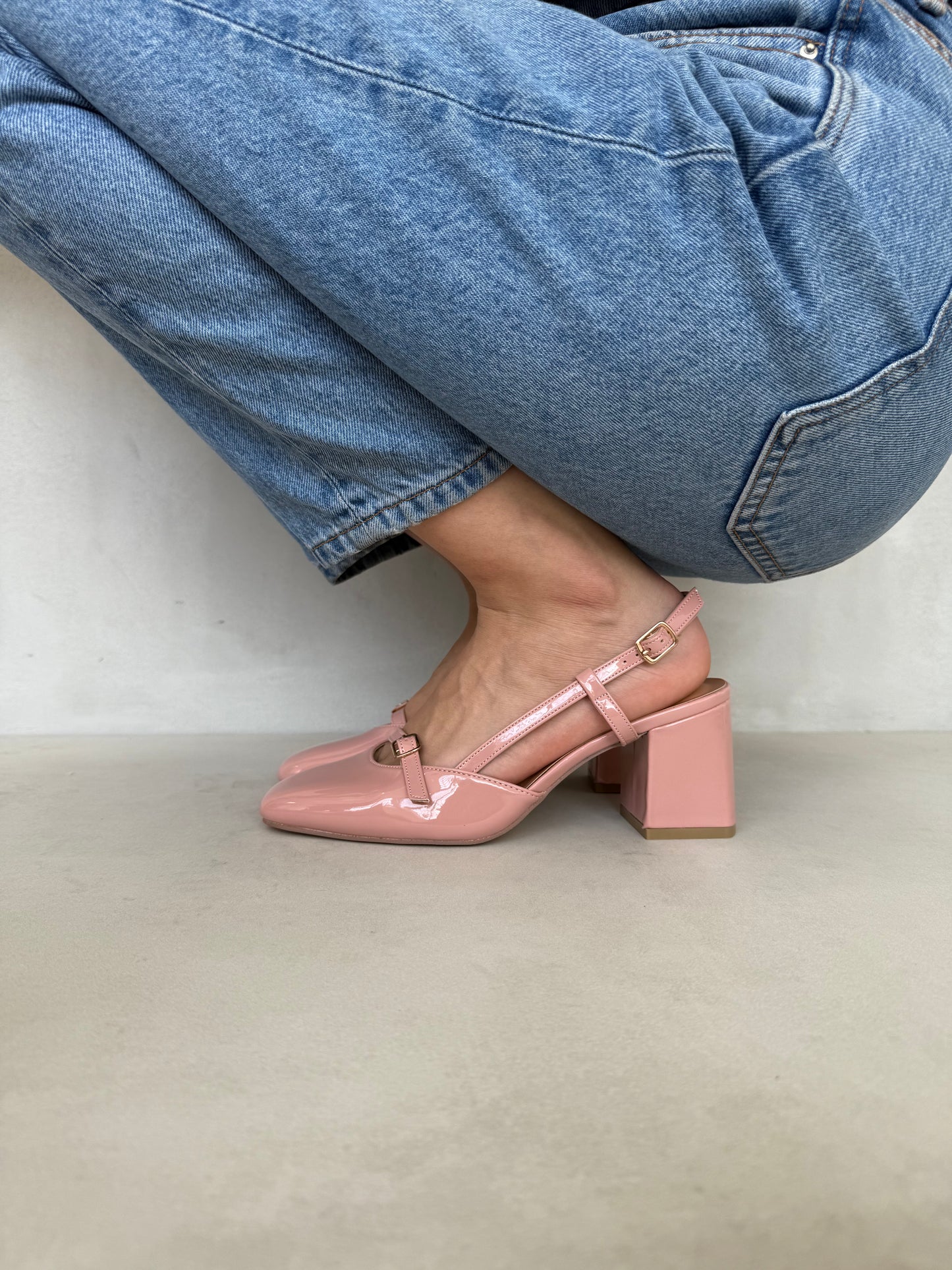 14430 – Zapatos de Tacón Rosa Empolvado con Correas Cruzadas