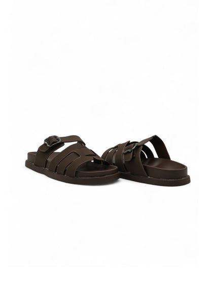 14481 – Sandalias Marrón con Hebilla Plateada y Diseño Entrelazado