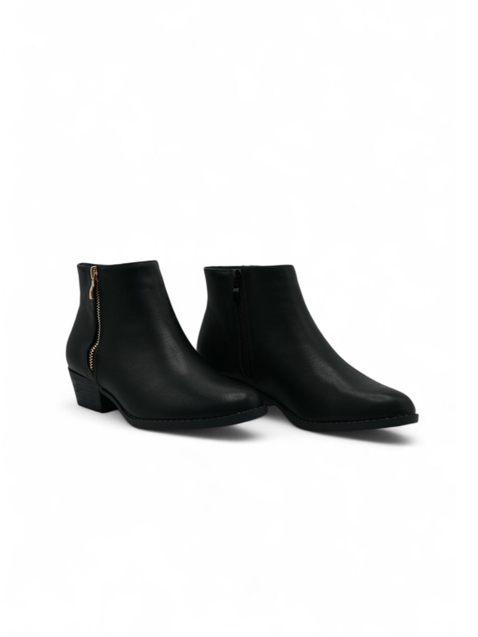 14305 – Botines Negros con Cierre Dorado y Tacón Medio