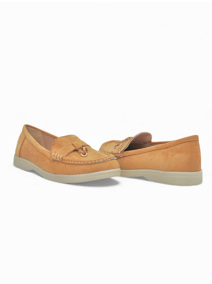 14448 – Mocasines Tan en Gamuza con Detalle Metálico