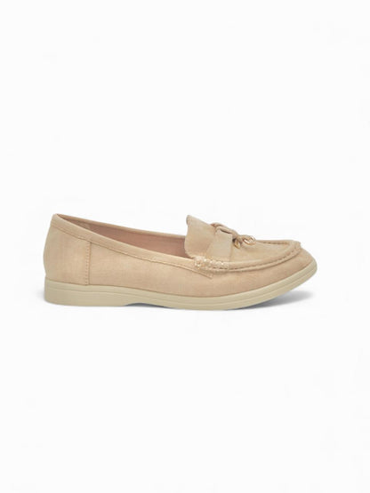 14449 – Mocasines Beige en Gamuza con Detalle Dorado