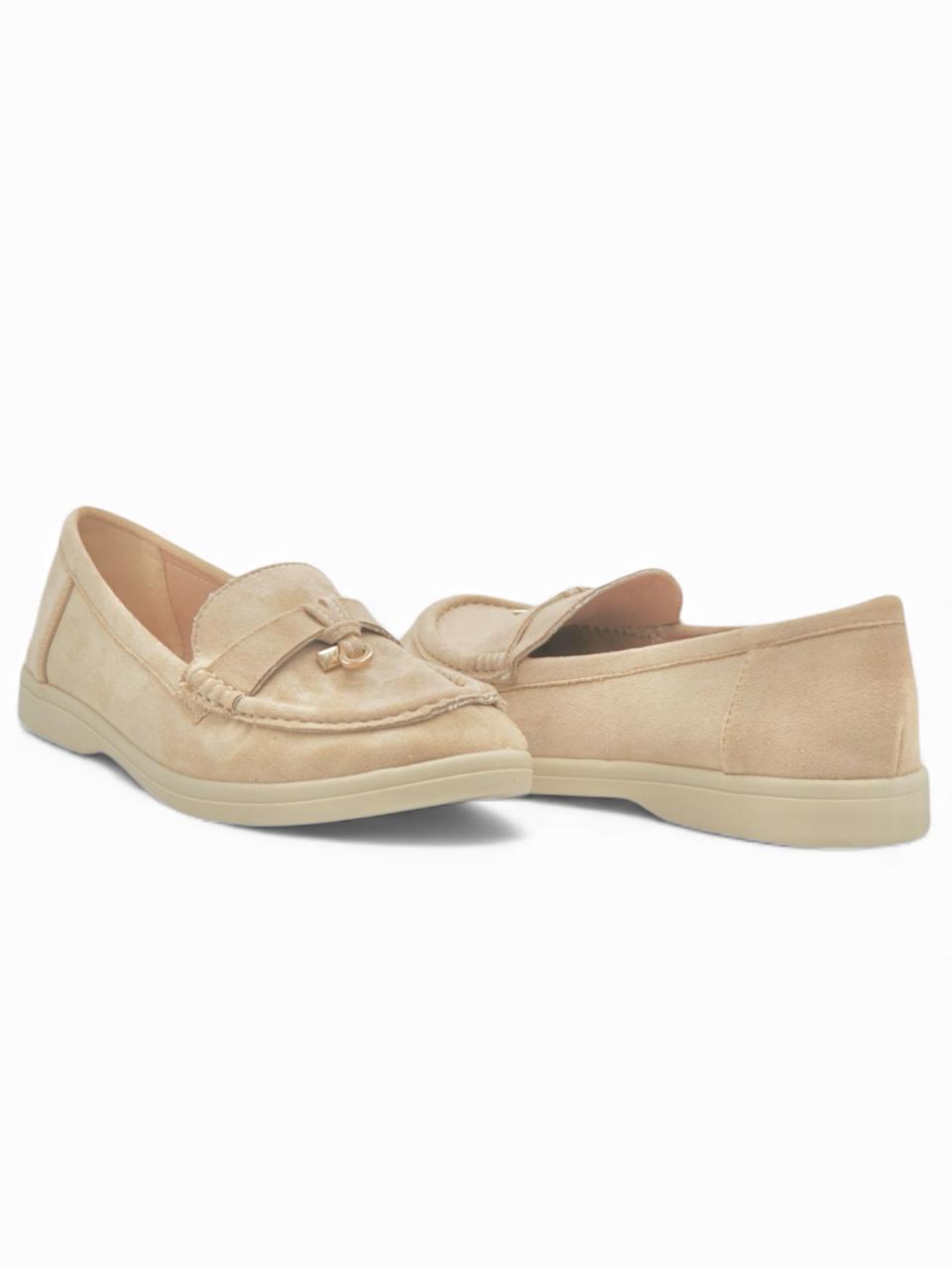 14449 – Mocasines Beige en Gamuza con Detalle Dorado