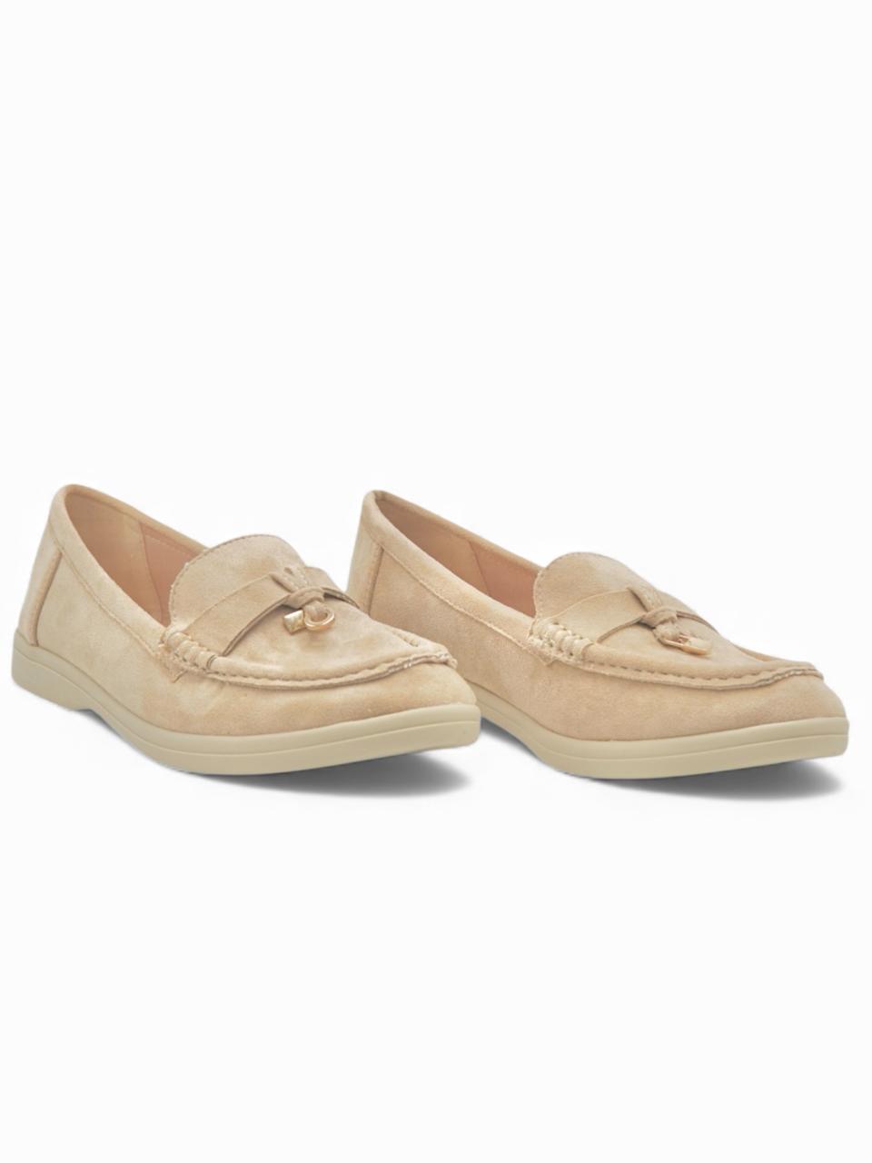 14449 – Mocasines Beige en Gamuza con Detalle Dorado