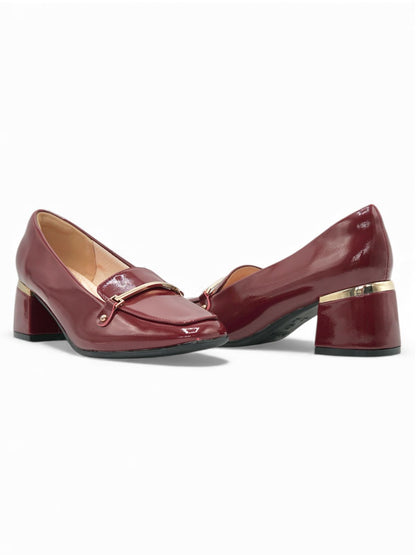 14257 – Zapatos burdeos de tacón medio con acabado charol y detalle dorado para dama