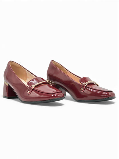 14257 – Zapatos burdeos de tacón medio con acabado charol y detalle dorado para dama