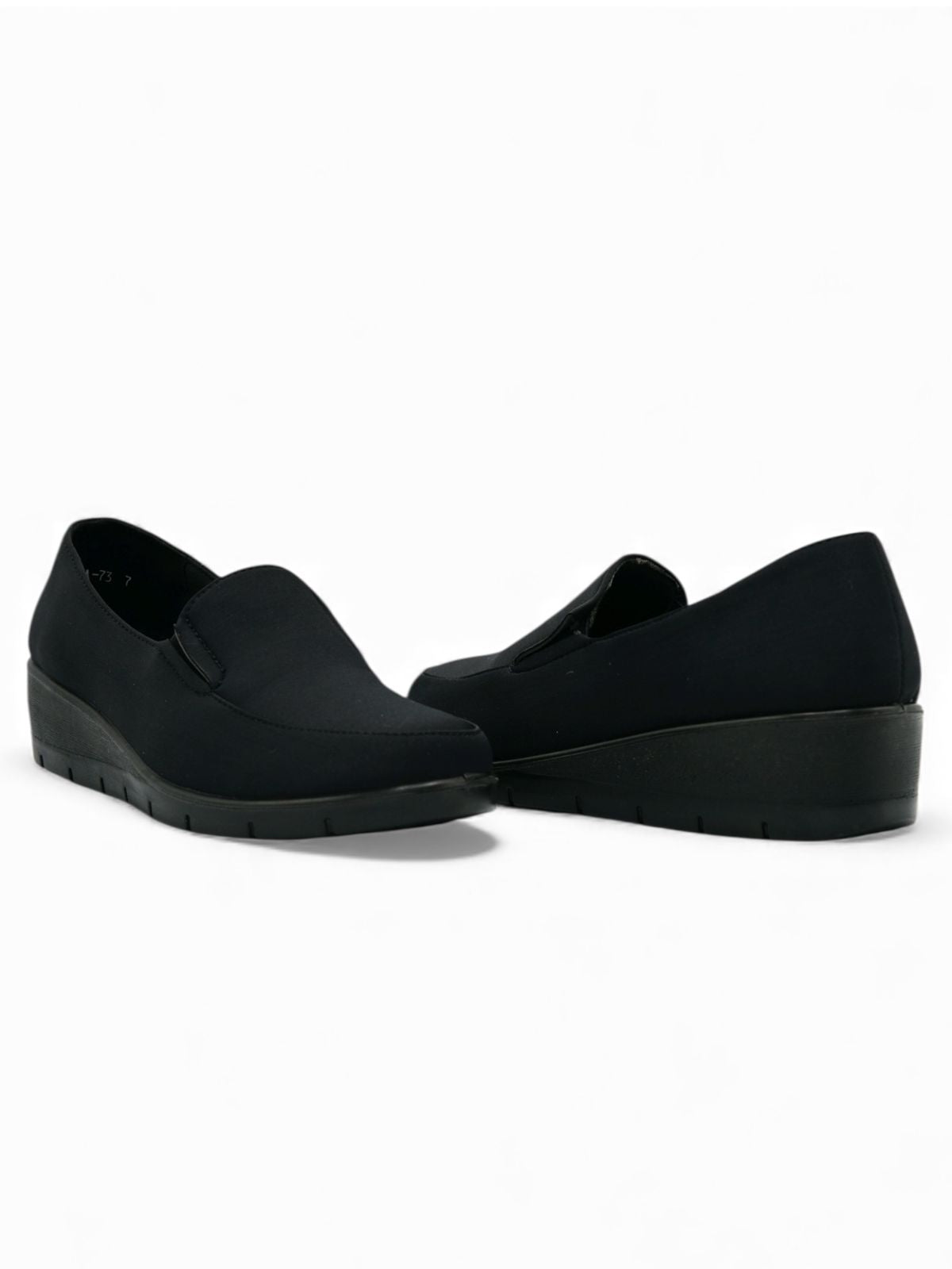 14084 – Zapatos Slip-On Negros Tejidos con Plataforma Ligera