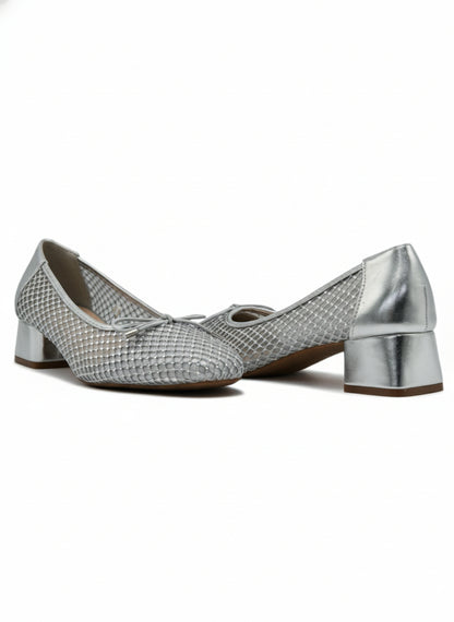 13462 - Zapatos de Tacón Bajo para Mujer en Malla Plateada con Lazo Decorativo
