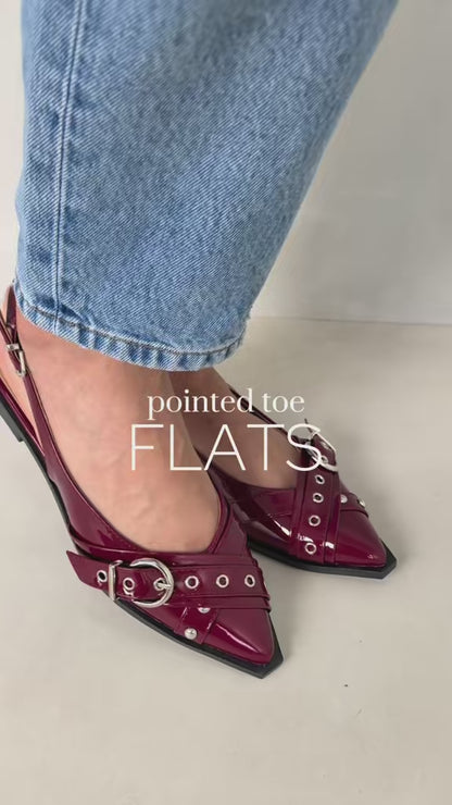 14096 - Zapatos Slingback en Charol Vino con Hebillas y Tachuelas