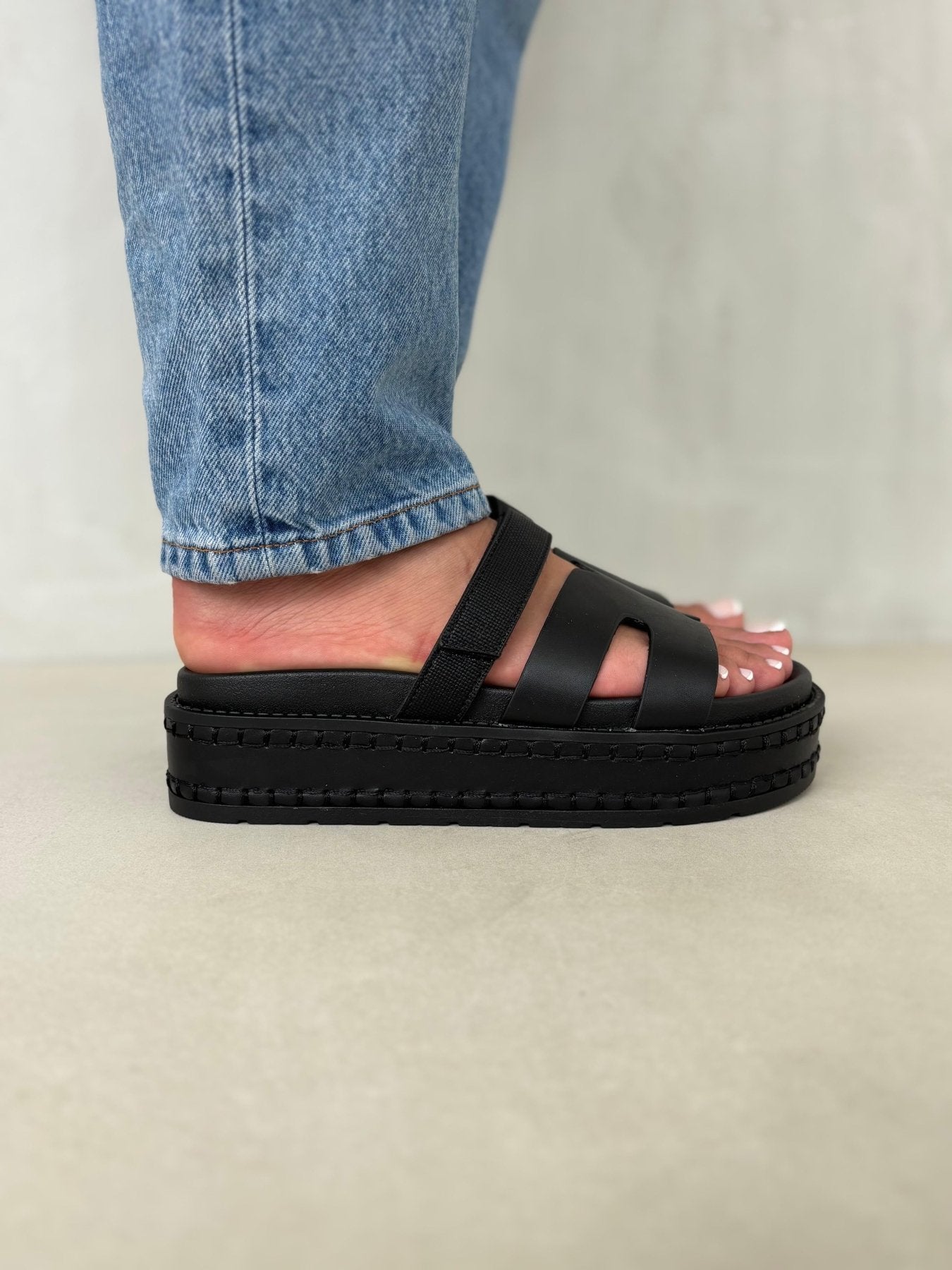 Sandalias Negro Plataforma 14344 Correa con Hebilla Velcro Casual de mujer Zoé Brand Costa Rica