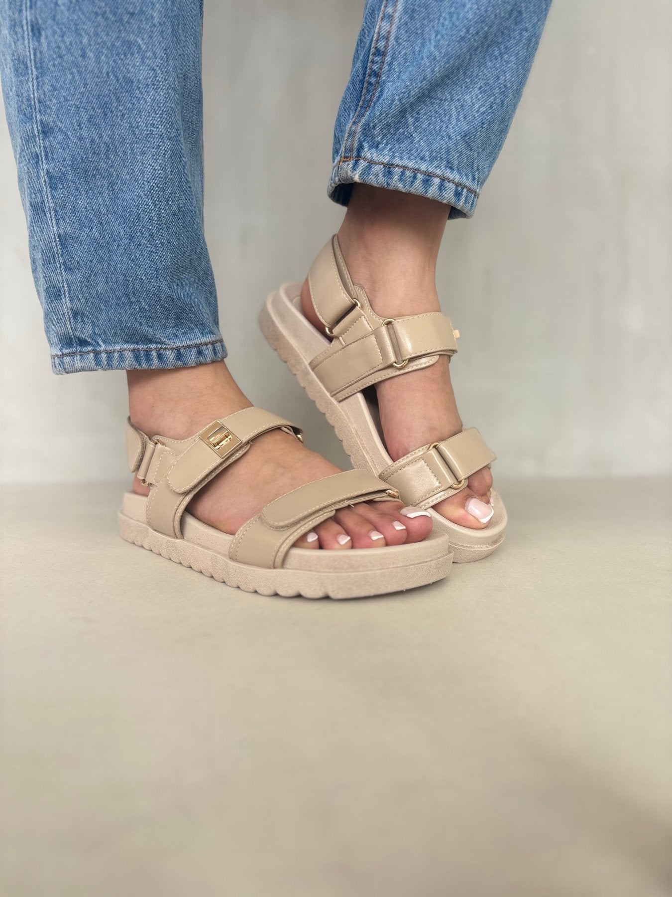Sandalias Beige 14416 Triple Correa con Hebillas Velcro Casual Zoé Brand Costa Rica