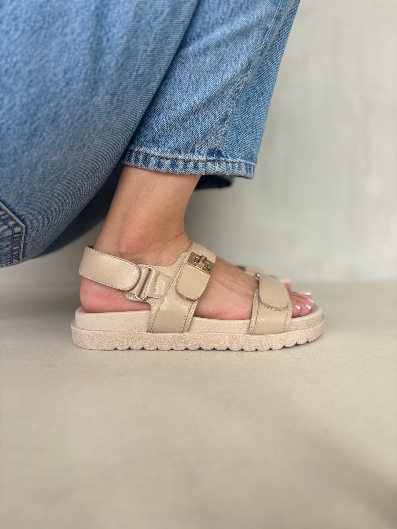Sandalias Beige 14416 Triple Correa con Hebillas Velcro Casual Zoé Brand Costa Rica
