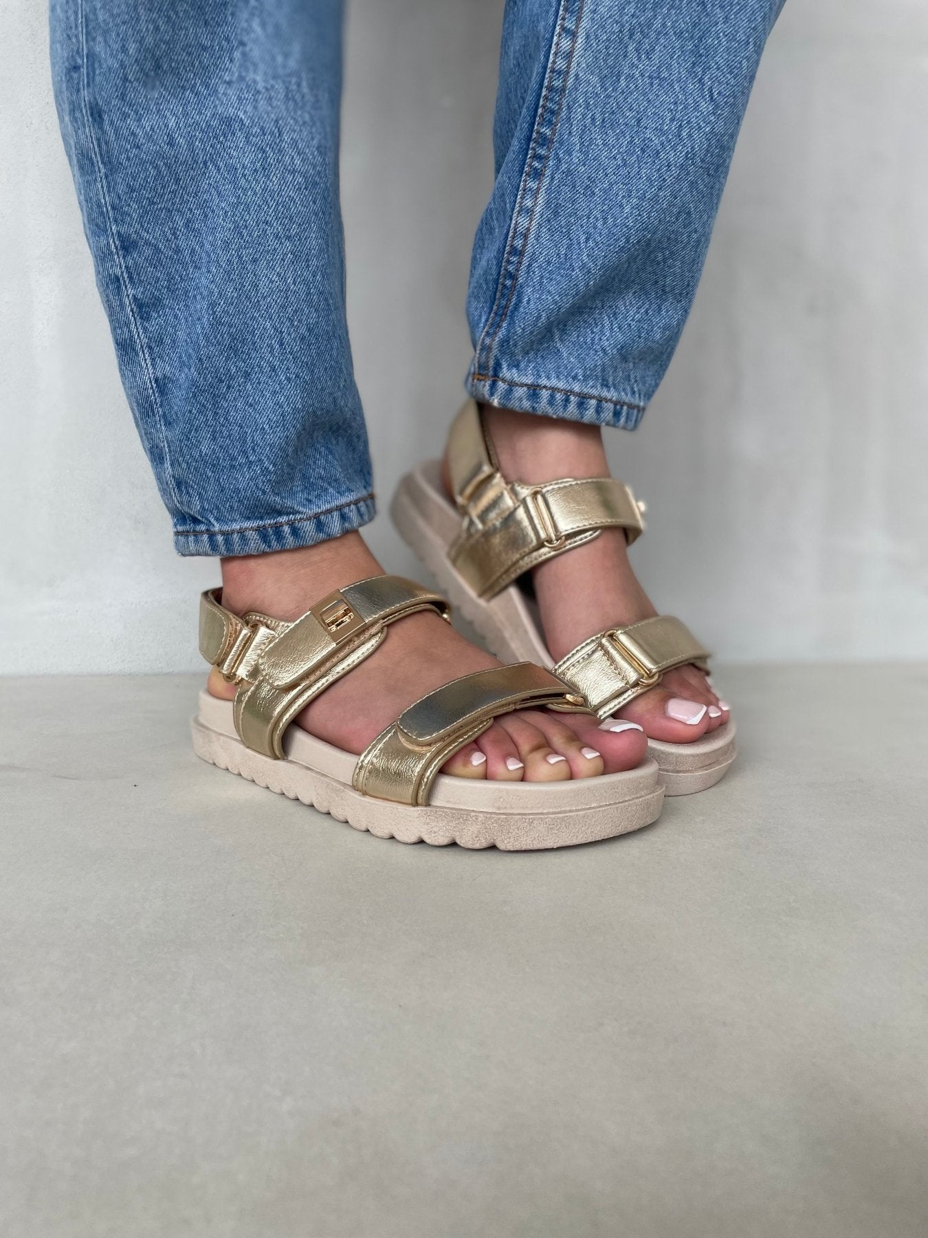 Sandalias Dorado 14418 Triple Correa con Hebillas Velcro Casual Zoé Brand Costa Rica