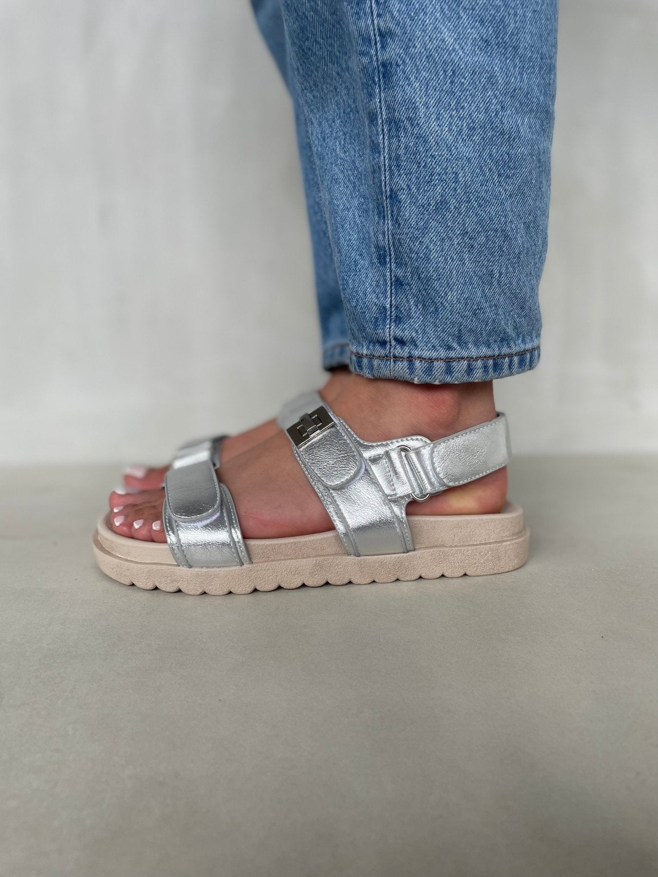 Sandalias Plateado 14419 Triple Correa con Hebillas Velcro Casual Zoé Brand Costa Rica