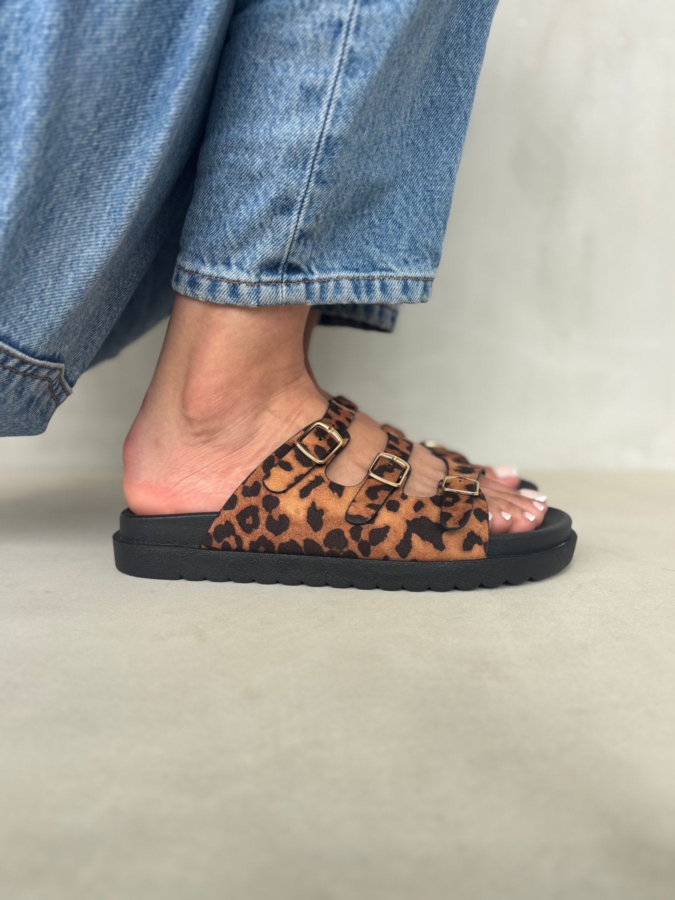 Sandalias Negro Gamuza Animal Print 14422 Triple Correa con Hebillas Zoé Brand Costa Rica