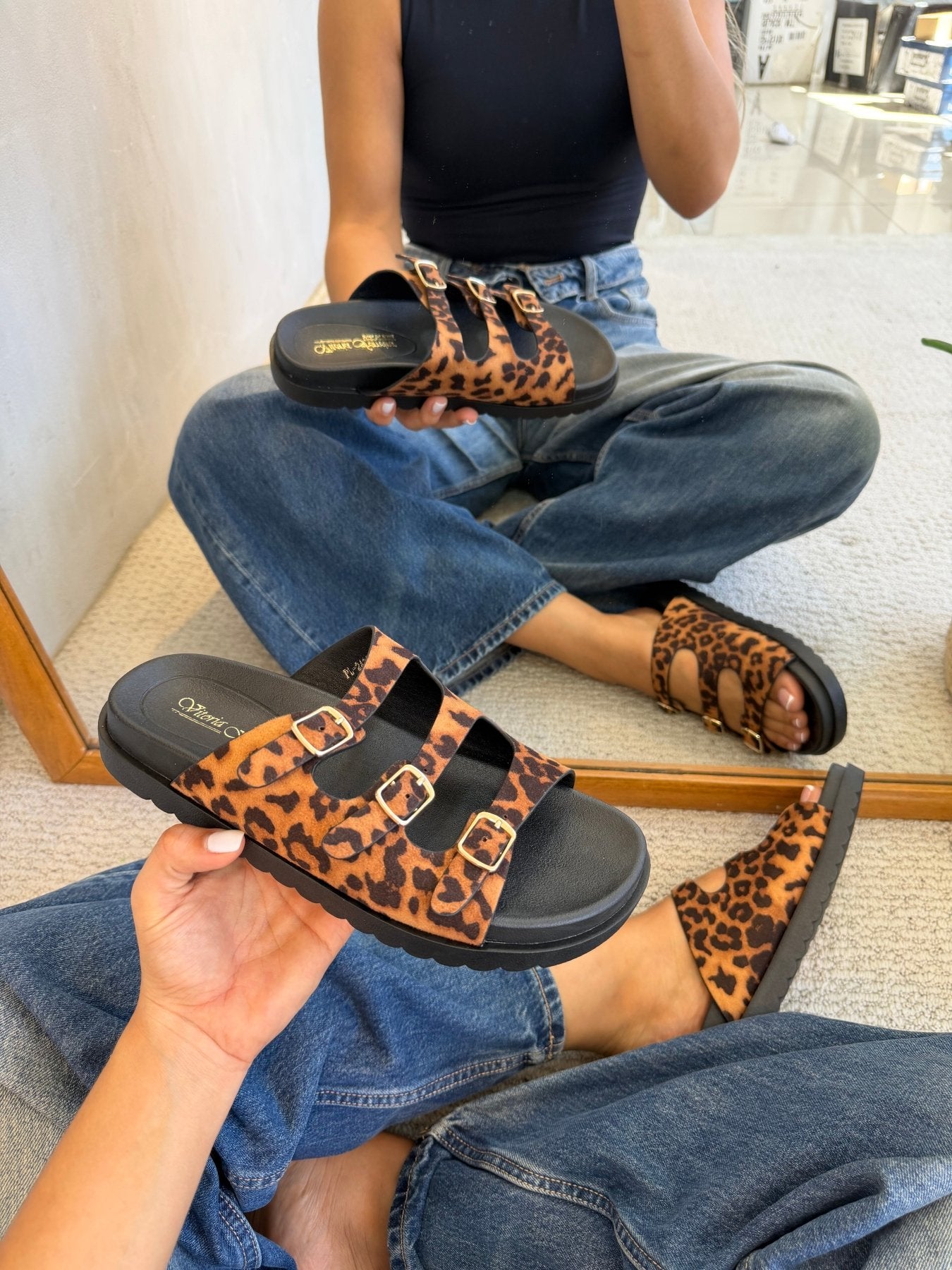Sandalias Negro Gamuza Animal Print 14422 Triple Correa con Hebillas Zoé Brand Costa Rica