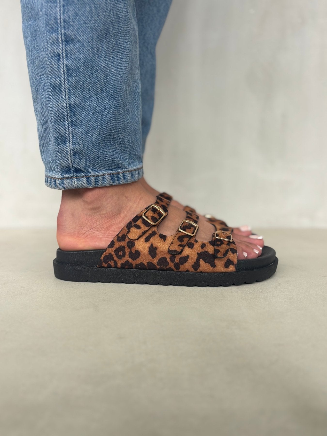 Sandalias Negro Gamuza Animal Print 14422 Triple Correa con Hebillas Zoé Brand Costa Rica