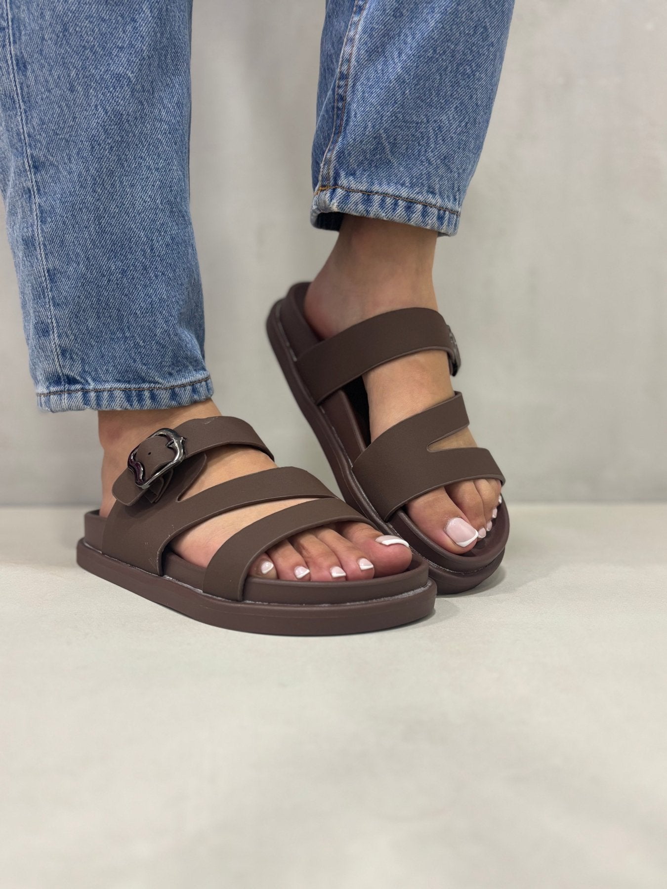 Sandalias Café 14473 Triple Correa Hebilla Slip On Casual Zoé Brand Costa Rica