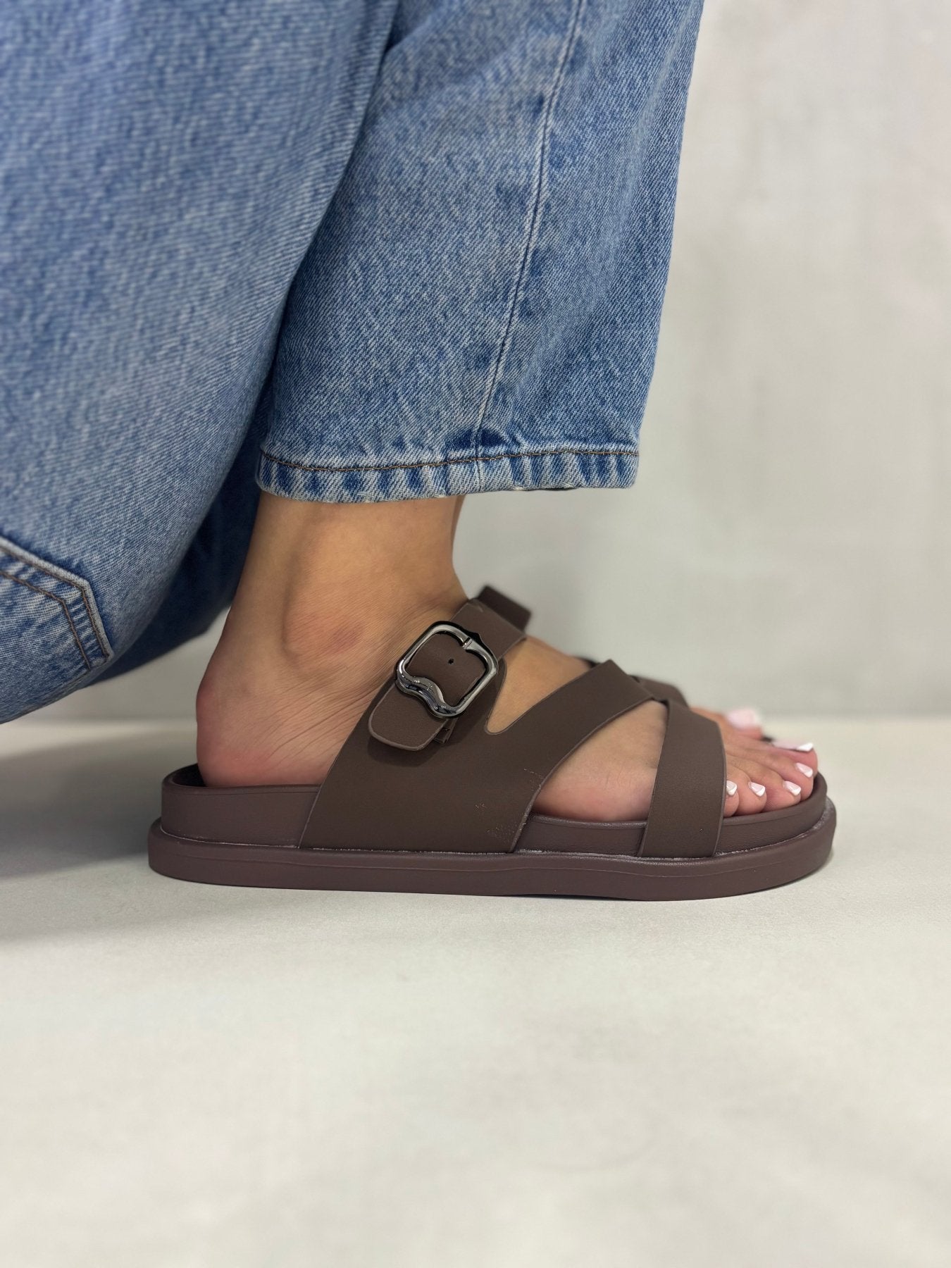 Sandalias Café 14473 Triple Correa Hebilla Slip On Casual Zoé Brand Costa Rica