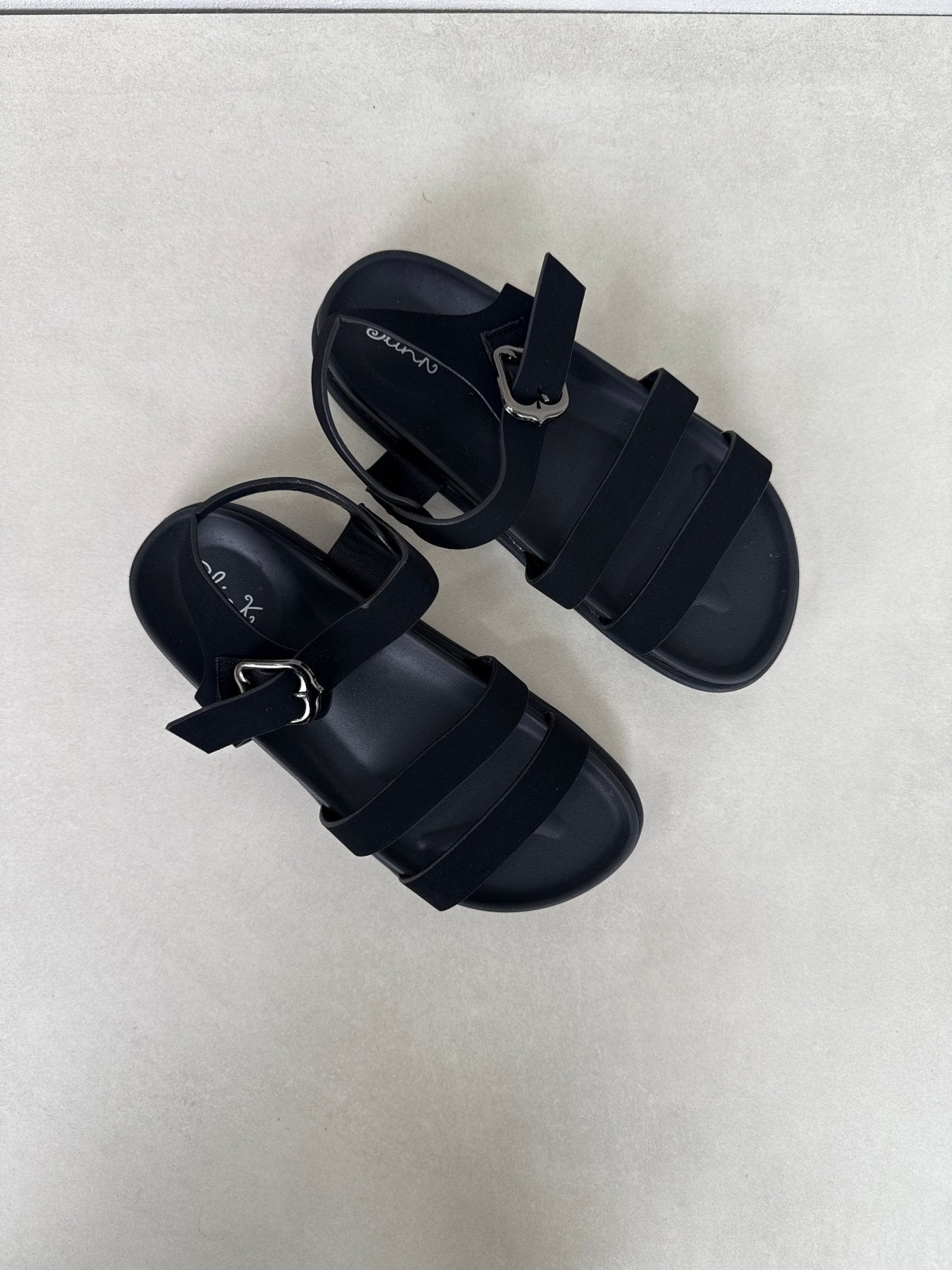 Sandalias Negro 14476 Triple Correa Hebilla Slingback Casual Zoé Brand Costa Rica