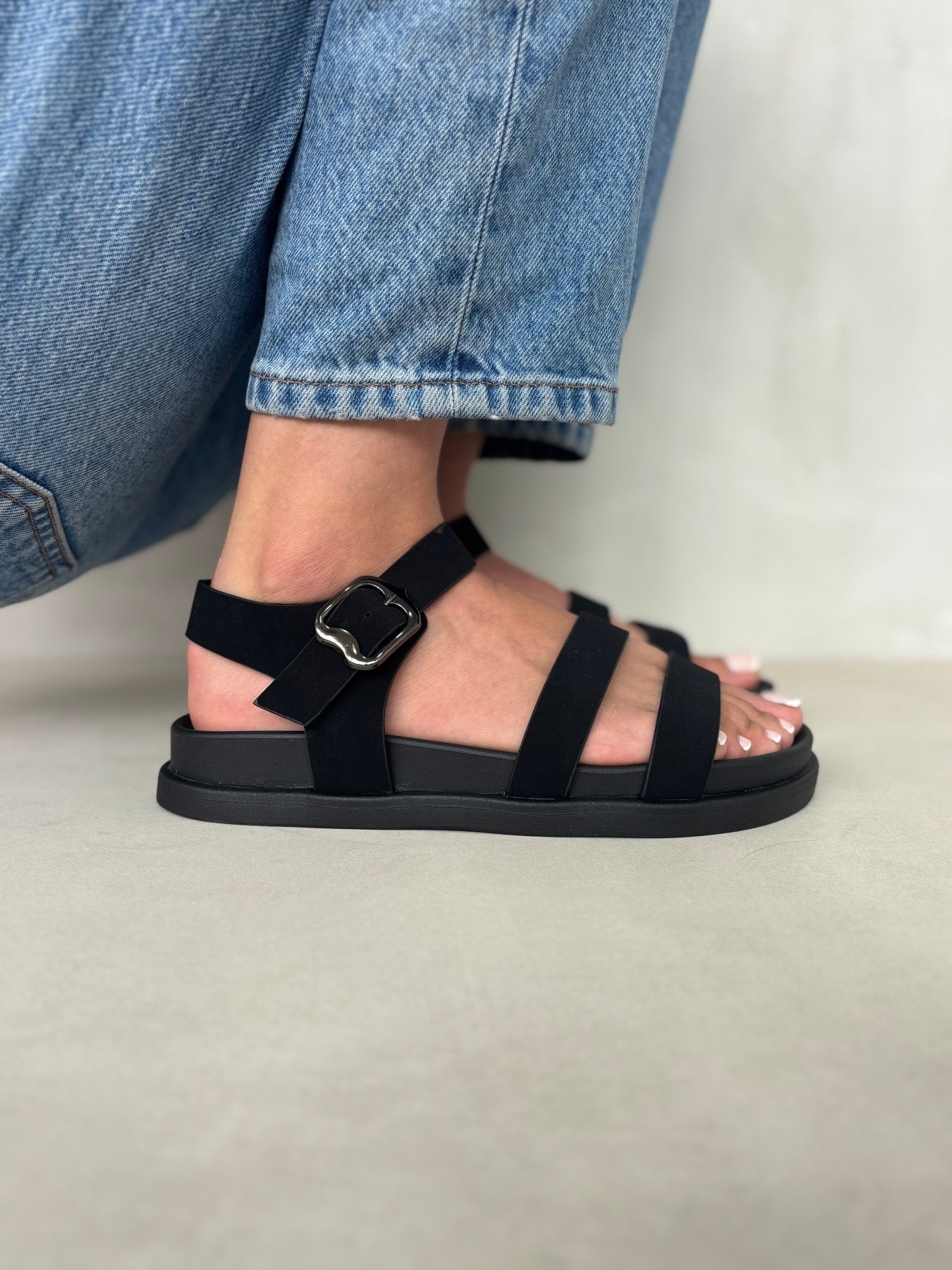 Sandalias Negro 14476 Triple Correa Hebilla Slingback Casual Zoé Brand Costa Rica