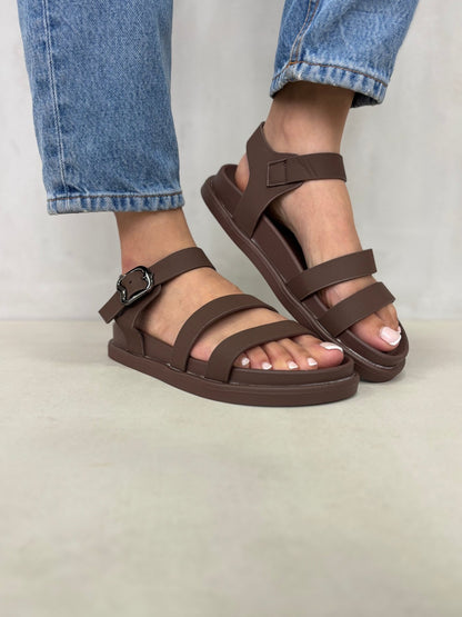 Sandalias Café 14477 Triple Correa Hebilla Slingback Casual Zoé Brand Costa Rica