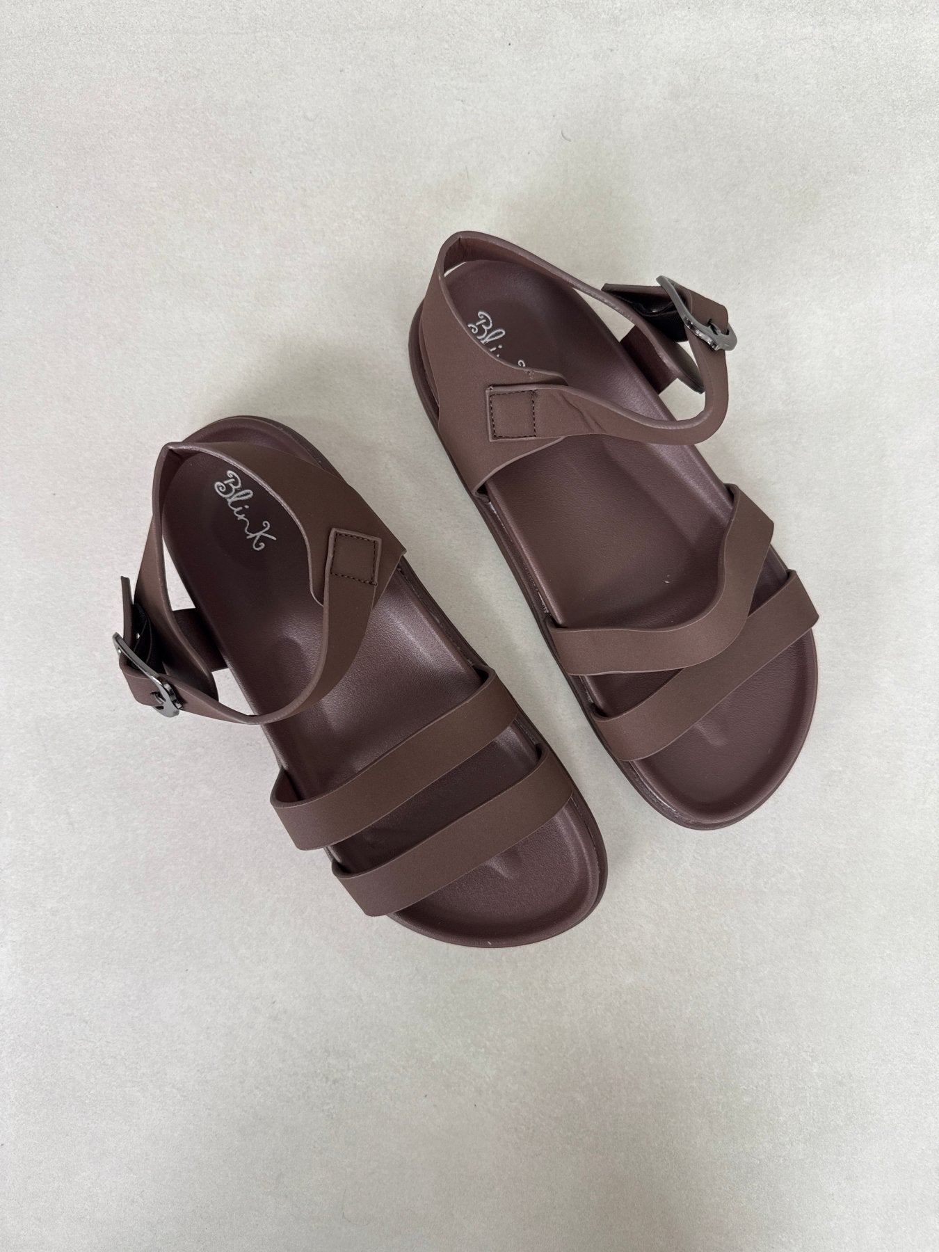 Sandalias Café 14477 Triple Correa Hebilla Slingback Casual Zoé Brand Costa Rica