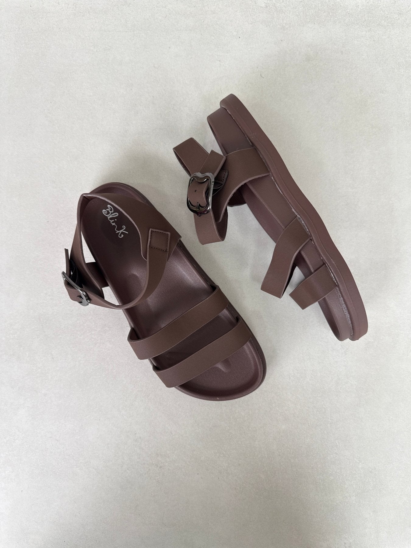 Sandalias Café 14477 Triple Correa Hebilla Slingback Casual Zoé Brand Costa Rica