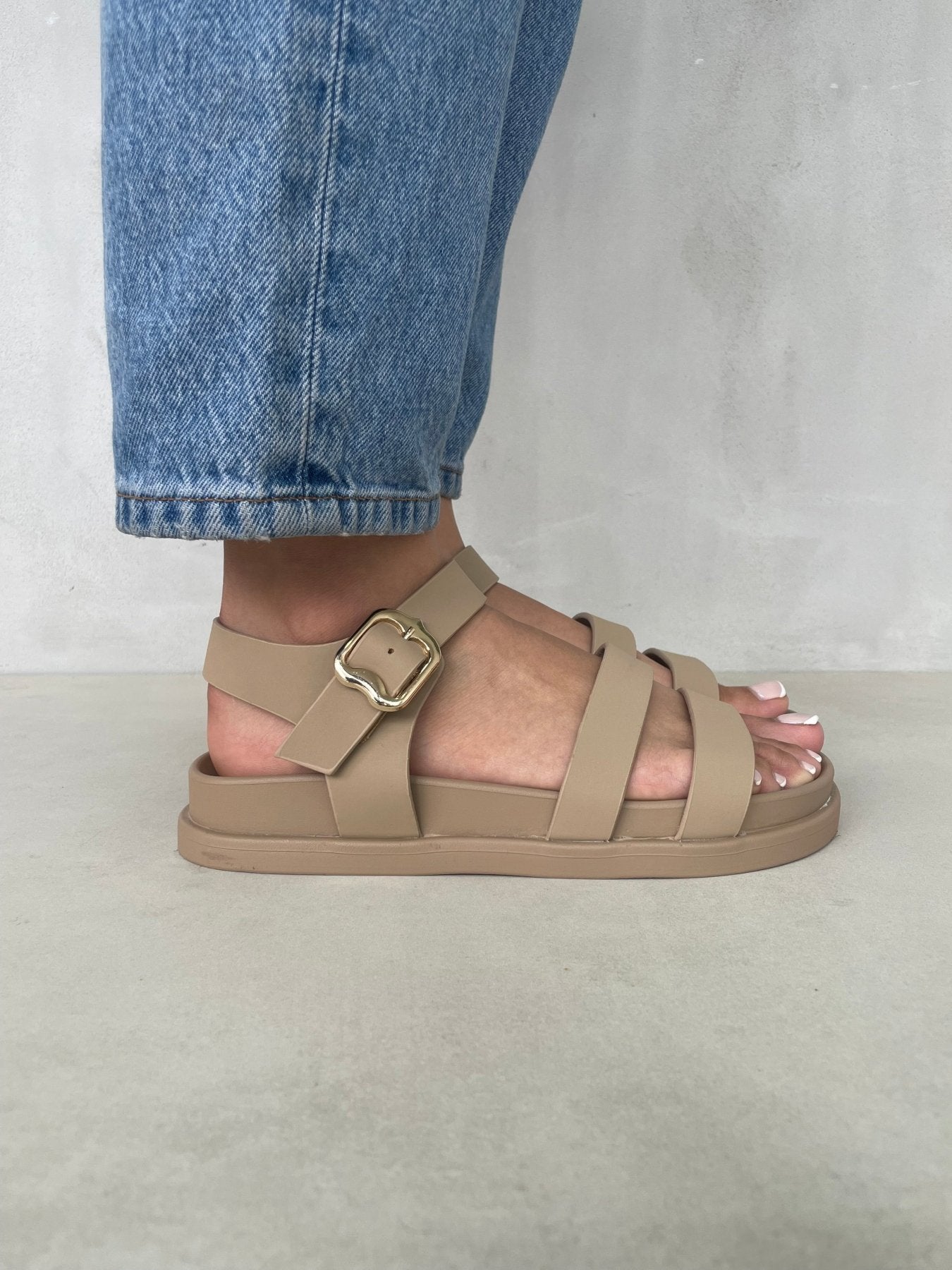 Sandalias Beige 14479 Triple Correa Hebilla Slingback Casual de mujer Zoé Brand Costa Rica