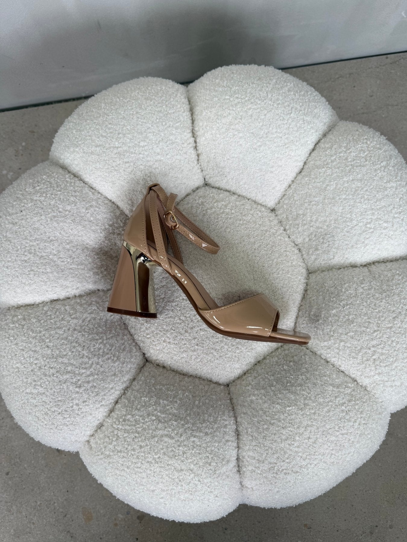 Tacones Nude Charol 14991 con Hebilla de mujer Zoé Brand Costa Rica
